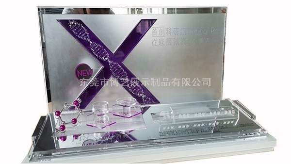 我們?cè)诙ㄖ苼喛肆φ故炯軙r(shí)，應(yīng)該選擇UV印刷還是絲印呢？