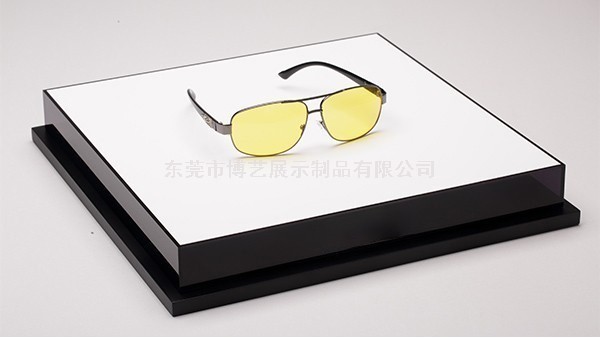 多少面的亞克力展示架展示效果更好呢？